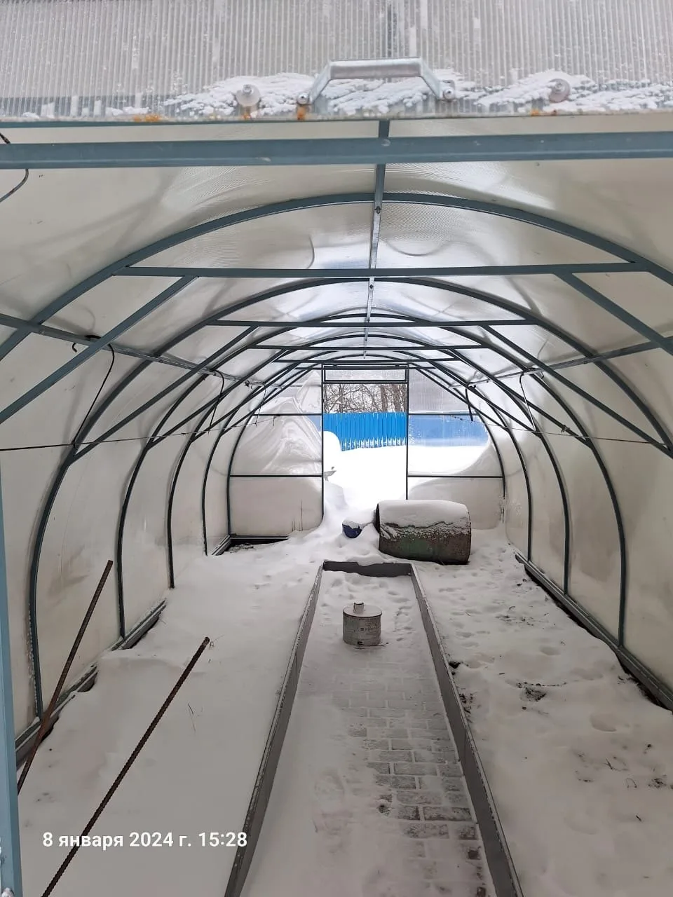 Каркас арочной теплицы изнутри зимой